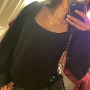 Stickad tröja - Säljer en stilren svart stickad tröja med långa ärmar. Perfekt för kyligare dagar och enkel att matcha med olika outfits.