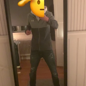 Grå och svart jacka från Under Armour - Säljer en snygg grå och svart jacka från Under Armour. 