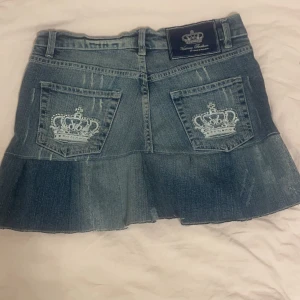 Victoria Beckham jeanskjol - Säljer eftersom att den är för stor! Midjemått rakt över: 37 cm