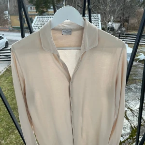 Beige skjorta från Rose & Born - Snygg beige skjorta från Rose & Born i en klassisk design. Nypris 2599, mitt pris 1299. Hör av er vid frågor och funderingar 🥂🍾