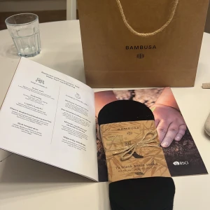 Svarta ankelstrumpor från Bambusa - Säljer ett 7-pack svarta ankelstrumpor från Bambusa. Strumporna är tillverkade av Oeko-Tex-certifierat material med 70% bambuviskos, 18% polyamid och 2% elastan. Perfekta för en bekväm och stilren look. Säljer för min förening och därmed sätter ett pris jag ej gör vinst på.