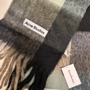 Halsduk från Acne Studios - Halsduk från Acne Studios. Helt ny och aldrig använd. Märkesetikett och tagg medföljer. Pris kan diskuteras.