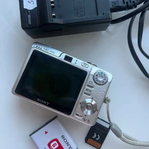 Kamera Sony cyber-shot - Kamera från Sony-Cybershot mega pixels, Får med laddare, minneskort och batteri. Går att filma och fota med blixt och flera olika settings