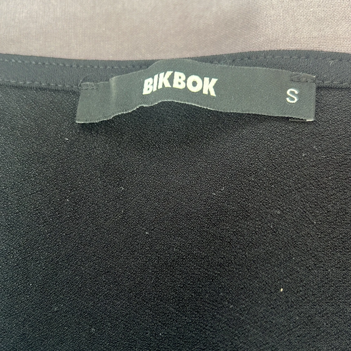 Svart kortärmad topp från Bik Bok - 3