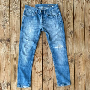 Dondup George  - Ett par riktigt snygga Dondup George med snygga slitningar i storlek 31. Skriv gärna vid frågor eller funderingar!🙌