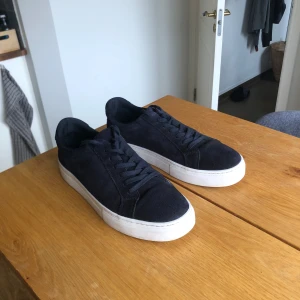 Helt ny skor från Vagabond - Nästan helt oanvända mörk blåa skor från vagabond, storlek 43 och original pris 1400kr✅🔥 kan diskutera pris, lådan kommer inte med.