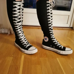 SÖKES KNÄHÖGA CONVERSE - Hej! Nu är det så att jag är en vanlig fattig ungdom med många drömmar. Söker nu mina dröm skor vilket är ett par knähöga converse i storlek 36.5-37.5.  Om ni har några eller vet någon som har kontakta gärna mig 🫶🏻🫶🏻  Kan tänka mig att spendera 0-500kr