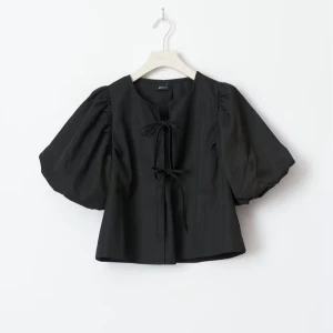 Svart blus med puffärmar - Snygg svart blus med puffiga kortärmar och knytning framtill. Nypris 399 från Gina, använd 2-3ggr. Väl omhändertaget 