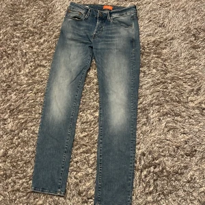 Blå jeans från Jack & Jones - Snygga blå jeans från Jack & Jones med en klassisk straight fit. De har en lätt tvättad look och fem fickor. Perfekta för en avslappnad stil.