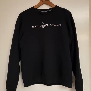 Sail Racing tröja - Säljer nu denna tröjan från sail racing. Storleken är 176 men är som en S som passar mig som är 182. (Skriv för fler bilder). Inga defekter alls. Hör av er vid funderingar!