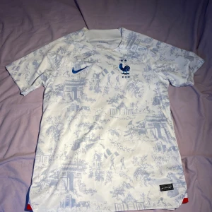 Frankrike fotbollströja - Riktigt fet fotbollströja som tyvärr är för stor. Perfekt till sommaren. Skriv om ni har frågor. Priset är ej fast