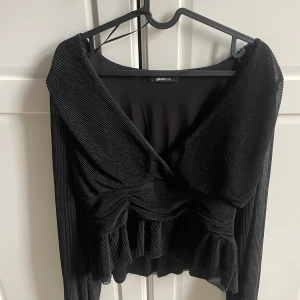 Svart blus - Snygg svart blus. Lite skimrigt tyg