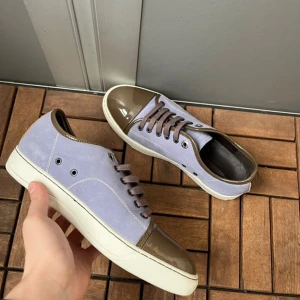 Lanvin skor - Tvär feta lanvins i tvär schysst färg. Skorna är i grymt skick lätt 9-10/10. Dom är tyvärr ganska små storlek 39 men passar upp till 41. Hör av er vid fråga eller fundering!💯🙌