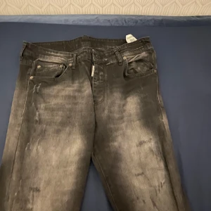 Dsquared 2 Jeans - Hej säljer mycket fin jeans som är knappt använda. Byxorna är mycket fina. Byxorna är i storlek 36