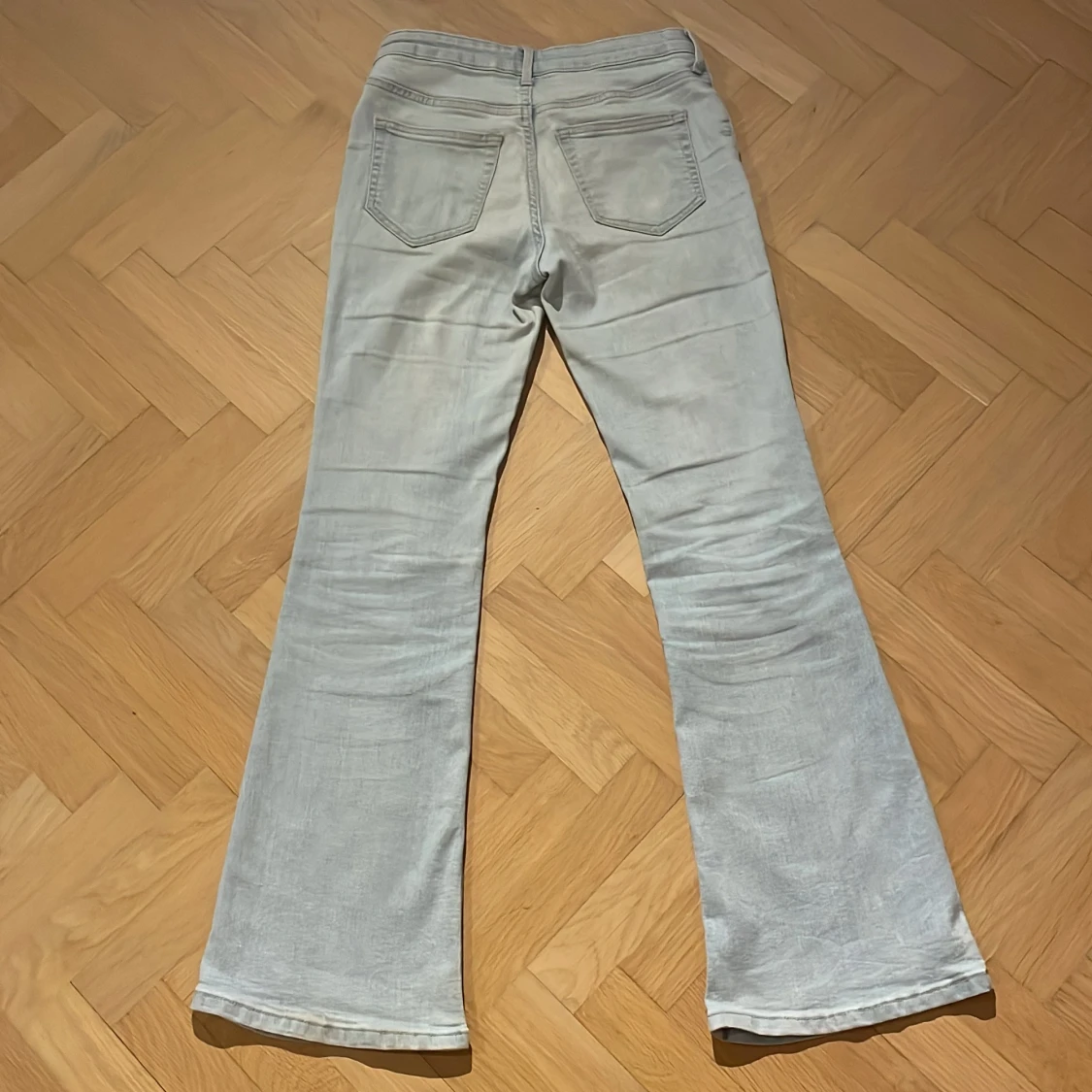 Ljusblå utsvängda jeans från H&M - 1