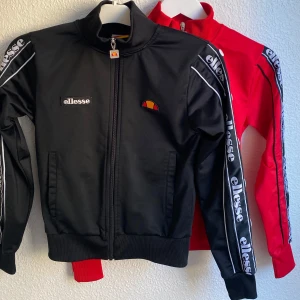 Tröjor  - 2 tröjor/jackor 🖤❤️