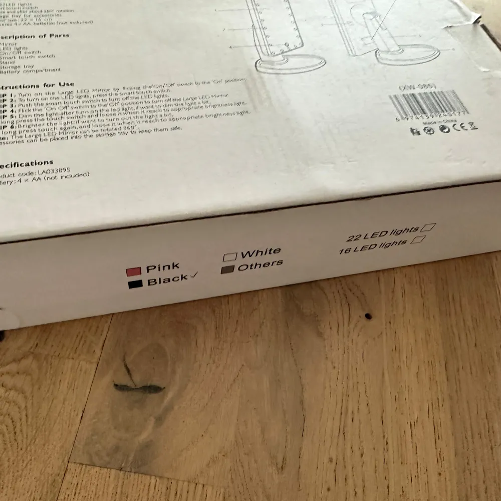 Säljer en stor LED-spegel med svart ram. Spegeln har 22 LED-lampor som ger bra belysning för sminkning eller styling. Den är justerbar och har en stabil bas. Perfekt för att få till den rätta looken varje dag!. Asusteet.