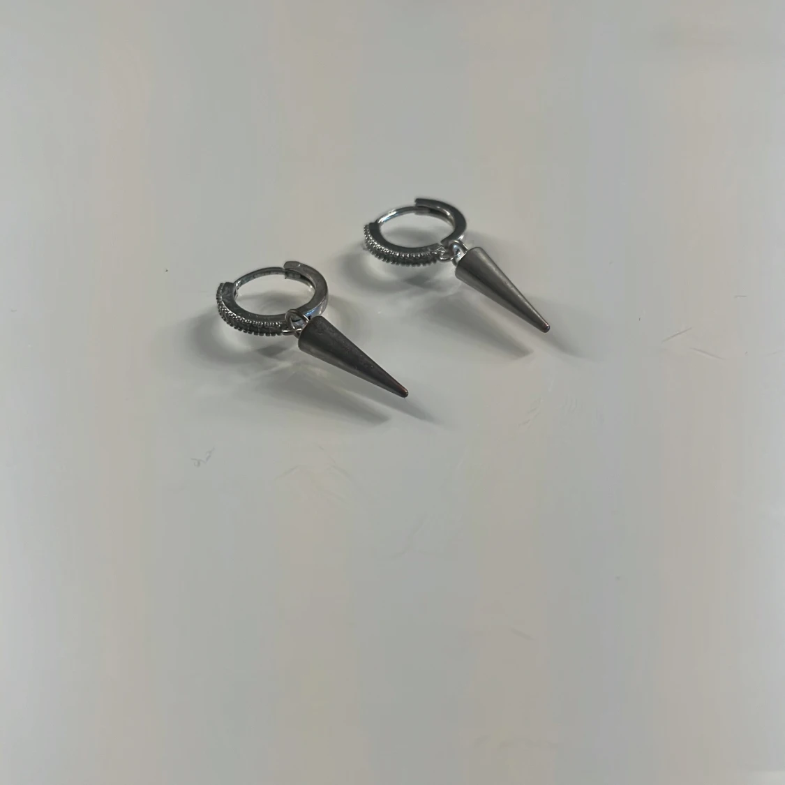 Svarta örhängen med spetsdetalj