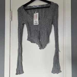 Grå tröja - Grå tröja/ kofta från New Yorker. Storlek S helt ny. Nypris: 179kr🩶