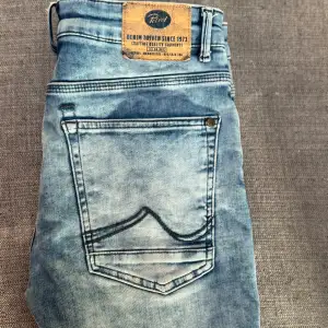 Snygga blå jeans från Petrol med en klassisk femficksdesign. 