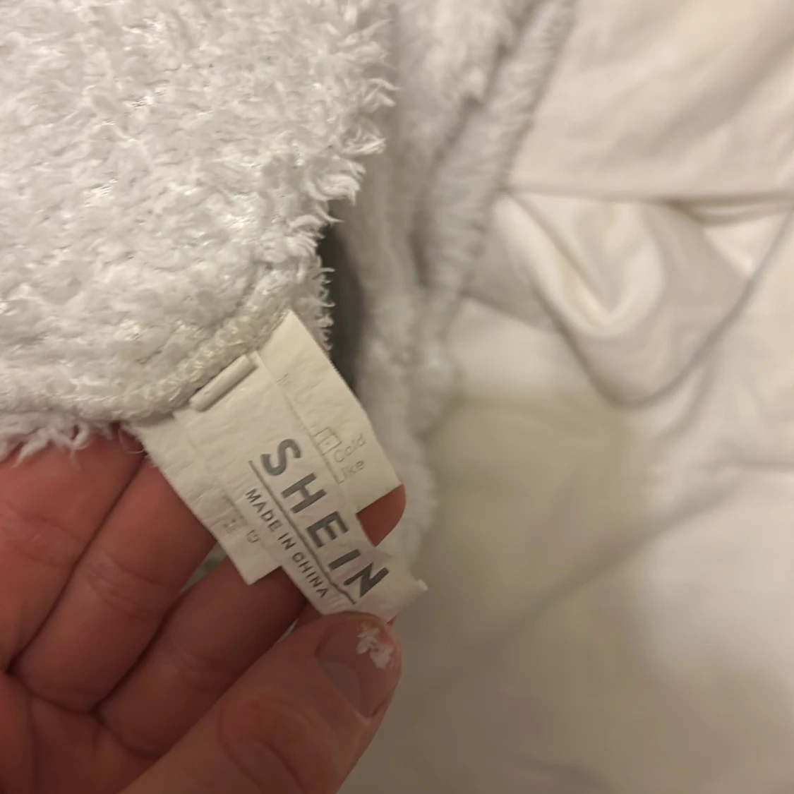 Vita fluffiga shorts från Shein - 3