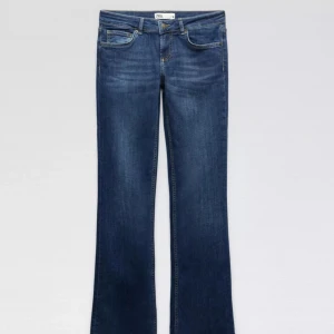 Mörkblå bootcut jeans - Supersköna mörkblå lågmidjade bootcut jeans från zara som inte kommer till användning längre💕