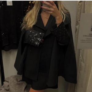 Svart sidenblus zara - En svart sidenblus ifrån zara med paljetter vid ärmarna💫 strl s men skulle säga att de är mer som xs  i storleken🤍 Köpt i Milano 2023 , använd ett fåtal ggr