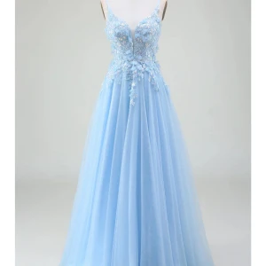 Ljusblå långklänning med spetsdetaljer - Super fin ljusblå balklänning. Jag är ca 170 och den går hela vägen ner till marken. Den är aldrig använd, bara när jag skulle testa den. Säljer då jag har hittat en annan balklänning som jag ska ha istället. Nypris är ca 1800kr. Pris kan diskuteras!💕💕 Skriv vid interesse först!!🥰💕