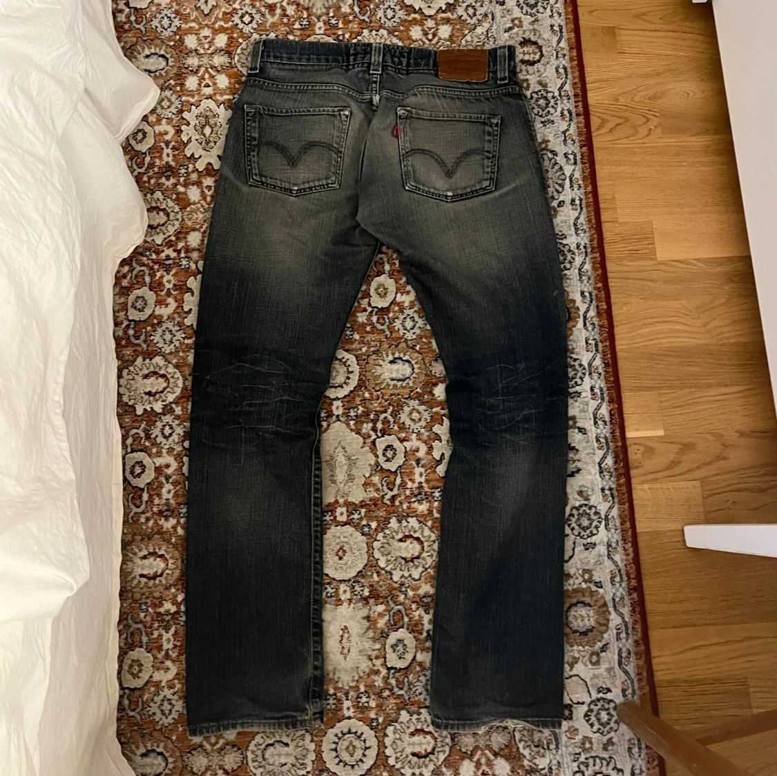 Levi's jeans med slitna detaljer - 1