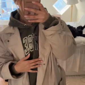 Trenchcoat  - En superfin beige trenchcoat perfekt nu till hösten! Köpt second hand så vet ej märke men den är i superbra skick🌺