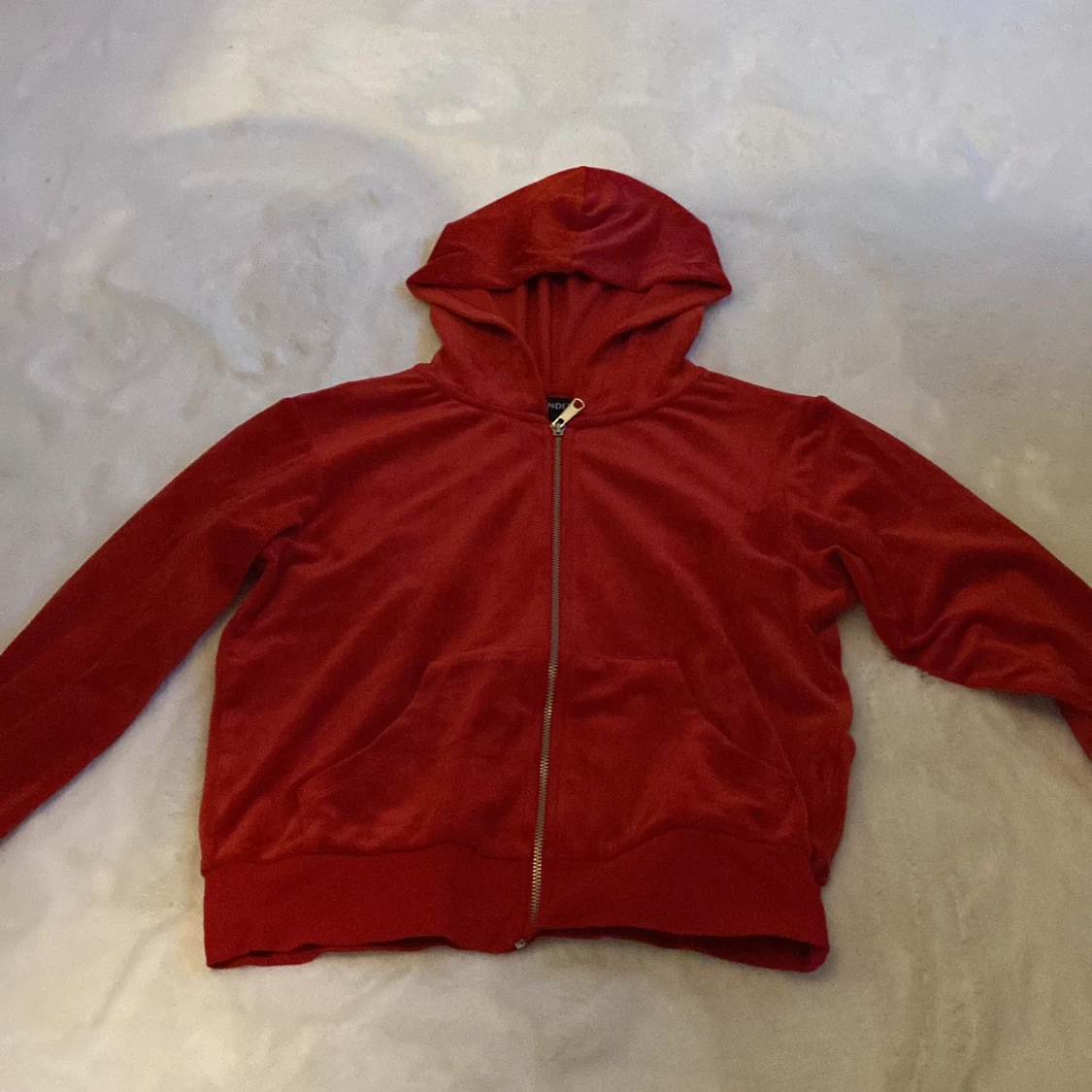 Röd huvtröja från Lindex