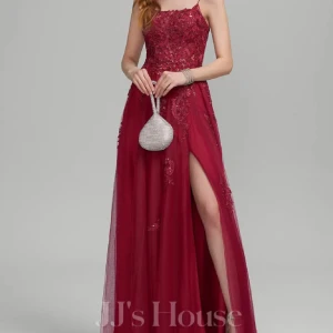 Röd balklänning - Säljer min älskade balklänning! Klänningen har smala axelband och en slits framtill. Nypris 2600 kr. Endast använd en gång och kommer i originalförpackningen🥰Pris kan diskuteras