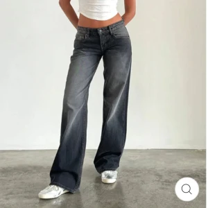 Svarta jeans  - Säljer dessa trendiga jeans från Emma-Lisa Stockholm eftersom de var för stora för mig. Därför är dom i helt nytt skick. Nypris 900 kr. För exakta mått eller mer bilder är det bara att höra av sig!