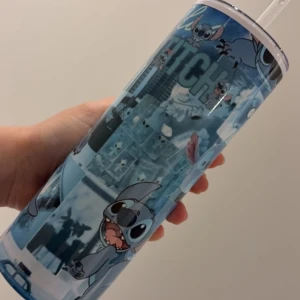 Blå mugg med motiv av tecknad figur - Snygg blå mugg med motiv av en populär tecknad figur. Muggen har ett collage av olika bilder och kommer med ett lock och sugrör. Perfekt för kalla och varma drycker. Vid önskemål så gör jag valfria bilder/texter. Just denna mugg är min, men jag har nya och oanvända muggar där sugrör även tillkommer!