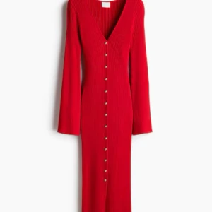 Röd ribbad klänning med knappar - Snygg röd långklänning med ribbad struktur och knappar längs framsidan. Klänningen har en v-ringad design och långa ärmar. Från HM i stl S, oanvänd med lapparna kvar❤️