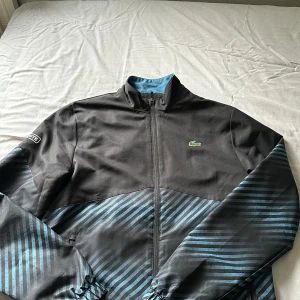  Tracksuit Lacoste - Tracksuit Storlek S aldrig använd fick i present men tyvärr är lite på mig 