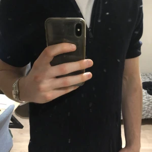 Half zip tröja från Dobber  - Säljer en stilren navy tröja från Dobber i storlek medium. Tröjan har en praktisk dragkedja framtill och är perfekt för en avslappnad look. Passar bra till både jeans och chinos. Den kommer vara riktigt snygg nu till vår och sommar.