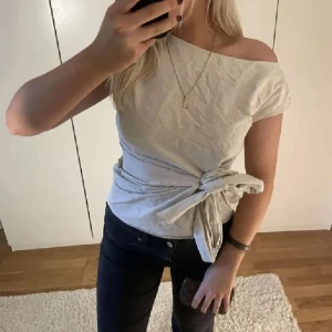 Zara topp med knytning - Slutsåld topp med knytning, går att dra åt hur tajt man vill ha den i midjan.