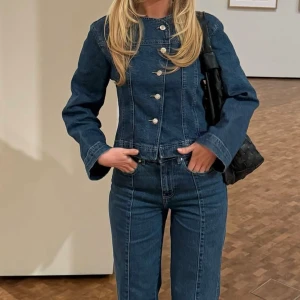 Jeans set - Denim set från Gina. Använt 3 ggr. Säljer jackan för 300 och byxorna för 300. Köper du hela setet säljer jag det för 500!