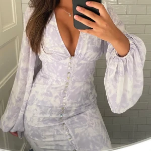 Klänning från Adoore - Säljer min sambos limited edition klänning från Adoore. Storlek 36, jättefint skick endast använd ett fåtal gånger. Pris kan diskuteras.