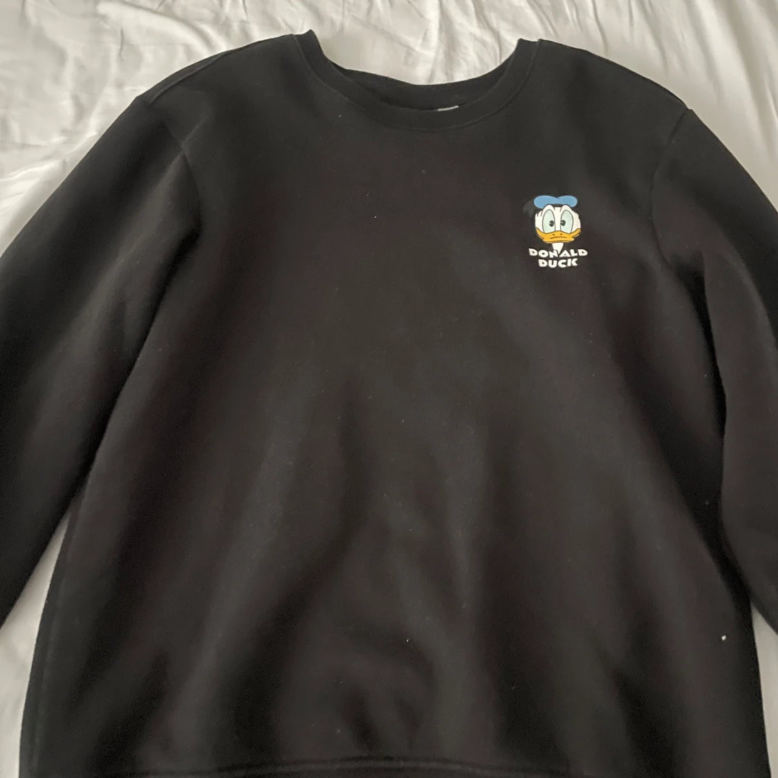 Svart tröja med Kalle Anka-motiv