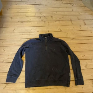 Mörkblå tröja från French Connection - Säljer en mörkblå tröja från French Connection med dragkedja vid halsen. Tröjan har långa ärmar och en hög krage, perfekt. Enkel och stilren design som passar till det mesta. Vid funderingar kring pris eller fler bilder så är det bara att kontakta mig! Kolla även in min sida. Säljer kläder sjukt billigt och då har du chansen att köpa bundles…Med vänlig hälsning, 👋  