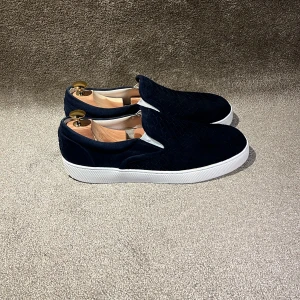  Bottega Veneta slip ons - Hej! Säljer dessa riktigt snygga eftertraktade Bottega Veneta slip ons i ett grymt bra skick utan defekter! Sjukt snygg Navy Blå färg kombinerat med en vit sula som passar till det mesta! Skorna har det ikoniska quiltade möstret vilket representerar dess märke! Med skorna medföljer Box, kort och en Vestiaire Collective tag som skorna köptes ifrån och är ett bevis på att skorna är äkta! Nypris 7000kr+ men säljer endast för 2700kr! 🙌 Skriv vid minsta intresse 🤗Mvh DC 🔹