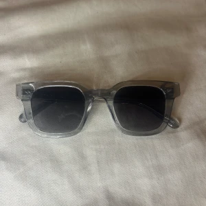Grå chimi 04 grey  - Snygga transparenta solglasögon från chimi i modellen 04, köpta på nk för 1200 box medföljer vid önskan priset är inte hugget i sten 🙌
