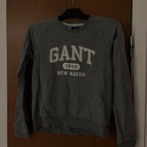Grå sweatshirt från GANT - Säljer en klassisk grå sweatshirt från GANT med tryck '1949 New Haven' på framsidan. Nypris 1200 på afound. Pris går att diskutera