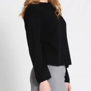 Svart tröja - Snygg svart tröja med långärmad design. Perfekt för en stilren look. Passar bra till både jeans och kjol.