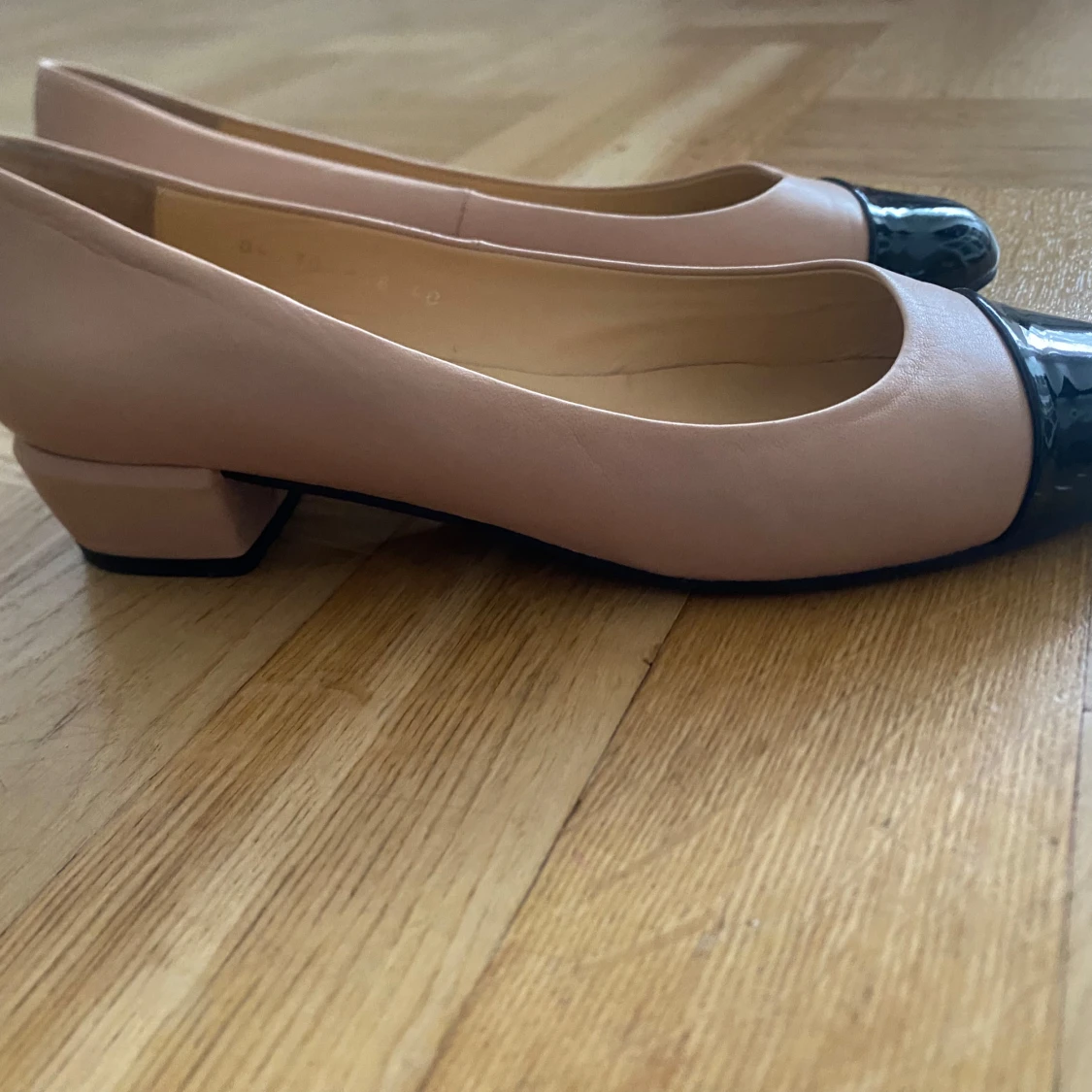 Beige och svarta pumps - 1