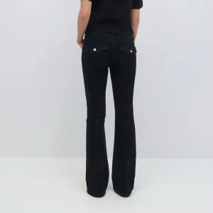 Svarta bootcut jeans från Gina Tricot - Snygga svarta bootcut jeans från Gina Tricot. De har en klassisk femficksdesign med silverfärgade knappar och nitar. Perfekta för en stilren look.