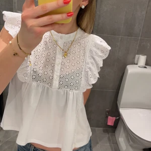 super söt vis blus från MANGO - Säljer den här jätte fina sommar blusen ifrån MANGO❤️ söta detaljer framtill och volang längs armarna, kontakta gärna för fler bilder🥰