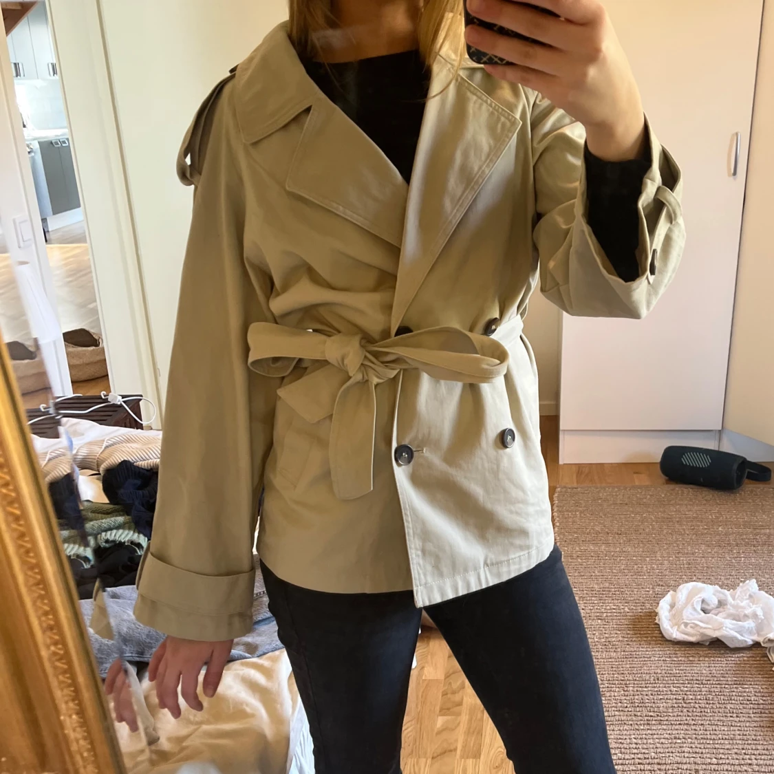 Beige trenchcoat med knytbälte - 1